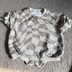 Neutral Geometric Baby Tee Romper - Beige/Gray